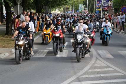 TRADICIONALNI “MOTO-VIKEND” Hiljade bajkere prodefilovalo ulicama Trebinja