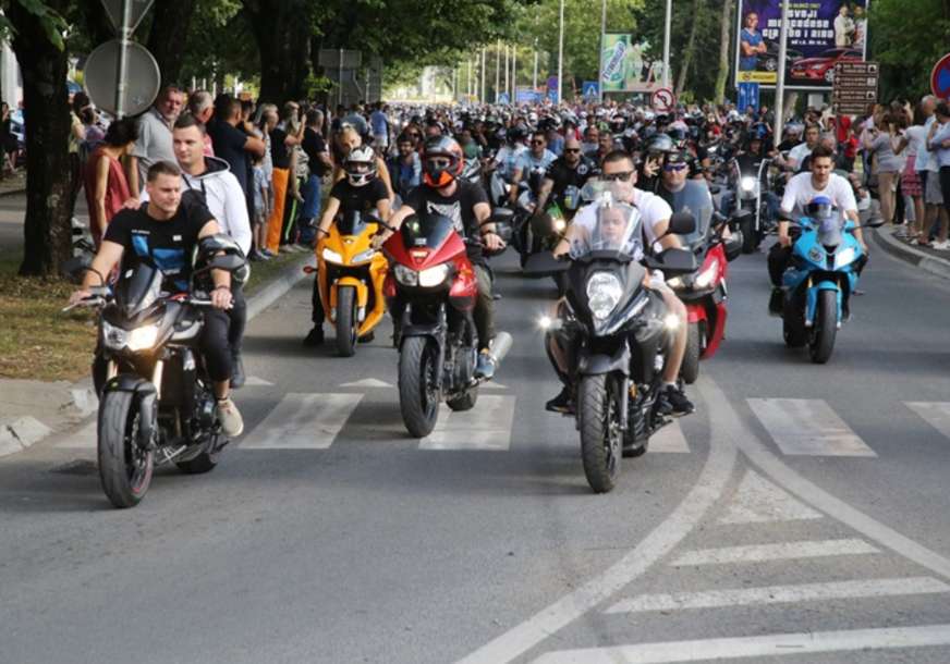 TRADICIONALNI “MOTO-VIKEND” Hiljade bajkere prodefilovalo ulicama Trebinja