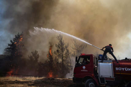 GAŠENJE OTEŽAVA VJETAR Veliki šumski požar sjeverno od Atine, evakuisano  stanovništvo