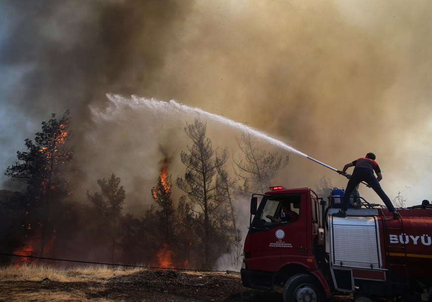 VATRENA STIHIJA U TURSKOJ Vatrogasci se bore sa požarima kod ljetovališta Marmaris (VIDEO)