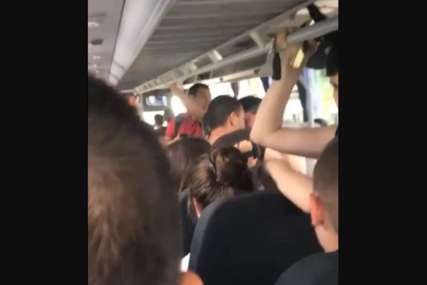 TUČA U PUNOM AUTOBUSU Udarali jedan drugog pored šokiranih putnika (VIDEO)