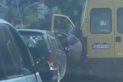 "Ljudi su na ivici živaca" Posvađali se u saobraćaju, dvojica mladića napala starijeg muškarca, jedan potegao i štanglu (VIDEO)