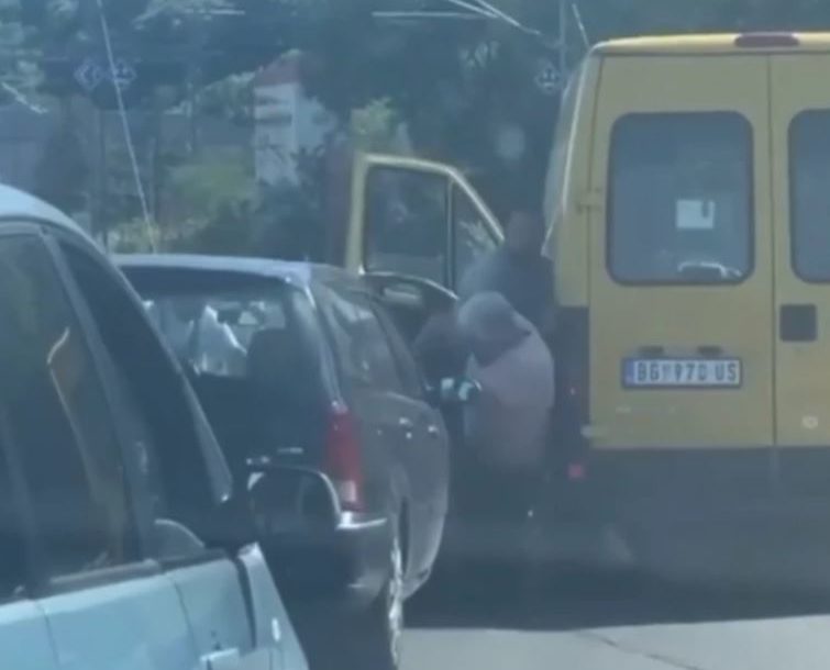 "Ljudi su na ivici živaca" Posvađali se u saobraćaju, dvojica mladića napala starijeg muškarca, jedan potegao i štanglu (VIDEO)