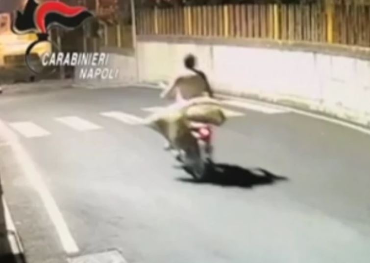 Prijatelja ubio, pa ga vozio na skuteru u džaku: Bizarna scena snimljena u Italiji, uhapšen Rumun