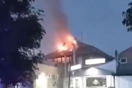 Udar groma izazvao požar: Dim kuljao iz krova objekta (VIDEO)