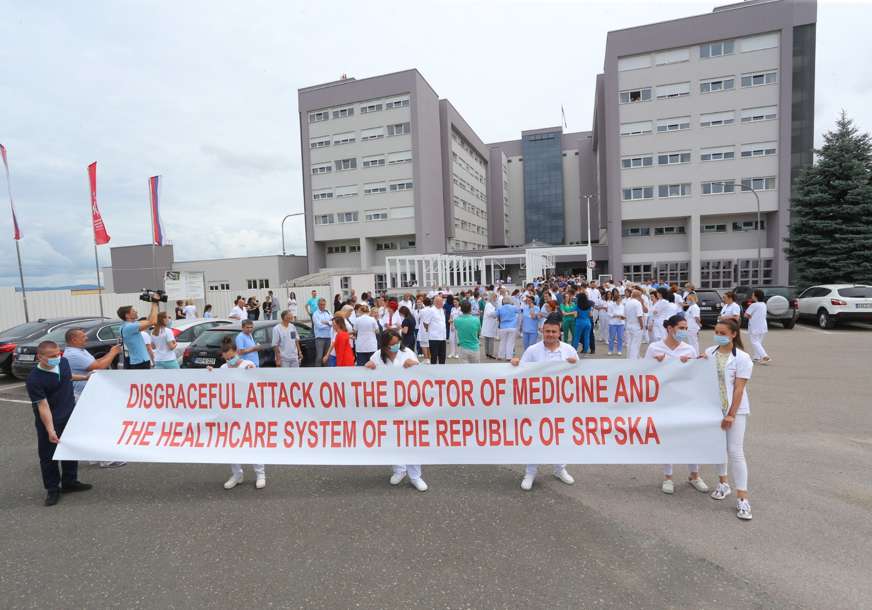 Pružili podršku ministru Šeraniću: Zdravstveni radnici se okupili ispred UKC Srpske, razvukli parolu na engleskom jeziku (VIDEO, FOTO)