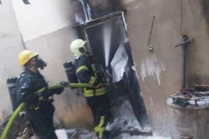 Izgorjela porodična kuća kod Mostara: Vatrogasci se s vatrom borili dva sata (FOTO)