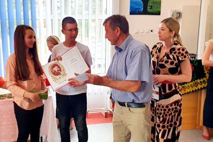 PRIZNANJE NAJBOLJIMA Nagrađeni učenici Osnovne škole "Vuk Karadžić" iz Donjeg Zabrđa u Ugljeviku (FOTO)