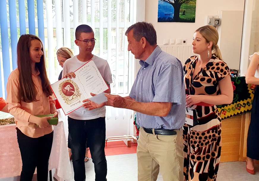 PRIZNANJE NAJBOLJIMA Nagrađeni učenici Osnovne škole "Vuk Karadžić" iz Donjeg Zabrđa u Ugljeviku (FOTO)