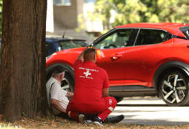 Ljudi, pripazite se vrućina: Sugrađanin sjeo pod drvo, hitna pomoć odmah reagovala (FOTO)