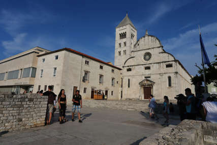 (FOTO) "SRBE ĆEMO KLATI" Jezivi natpisi na zidu blizu škole u Zadru