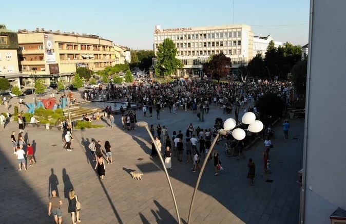 OVA 4 BALONA NISU HTJELA U NEBO Čačani u suzama odali počast stradalim mladićima, pa primijetili neobičan detalj