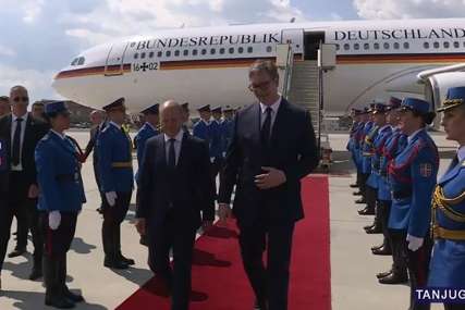 Njemački kancelar stigao u Srbiju: Na aerodromu ga dočekao Vučić (FOTO)