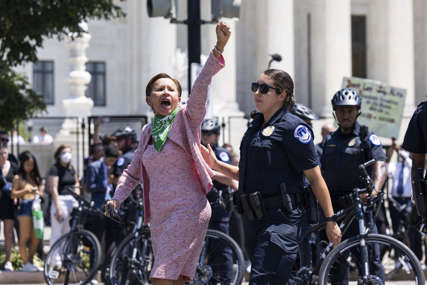 Borba za ljudska prava: Tokom protesta zbog odluke Vrhovnog suda SAD o abortusu uhapšeno 18 članova Kongresa (VIDEO)