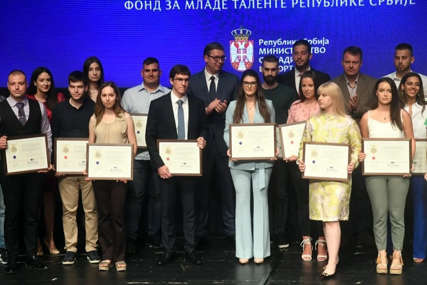 Vučić u Novom Sadu “Društvo i država računaju na najbolje stipendiste” (FOTO)