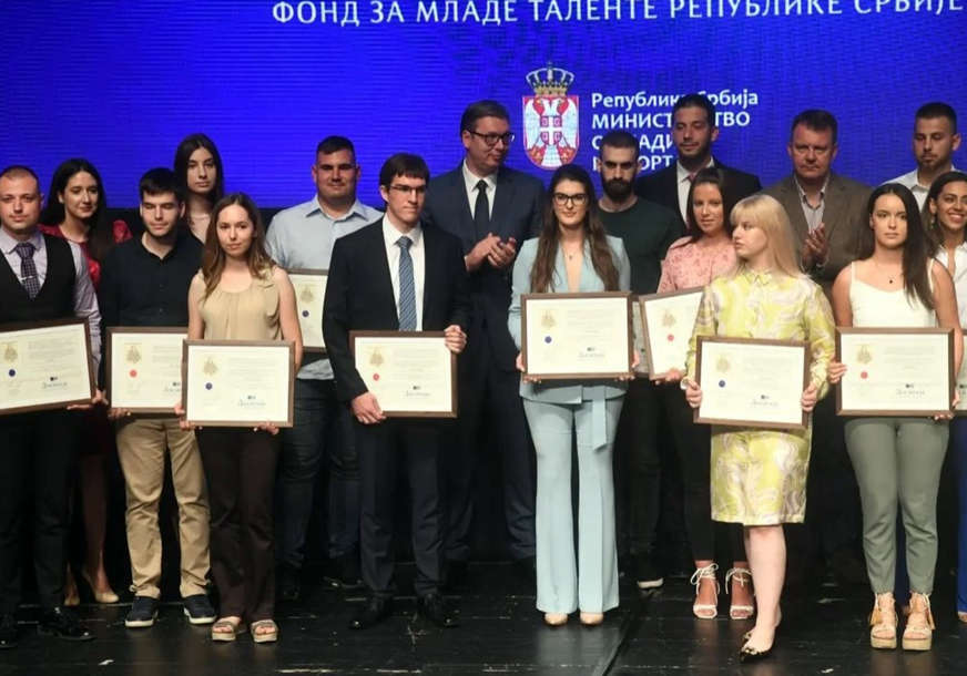 Vučić u Novom Sadu “Društvo i država računaju na najbolje stipendiste” (FOTO)