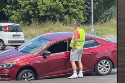 Nesvakidašnja nesreća: Autom upao u rupu koja se odjednom stvorila na asfaltu (VIDEO)
