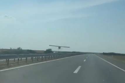 JEZIVO Avion letio pola metra iznad automobila na auto-putu u Srbiji (VIDEO)
