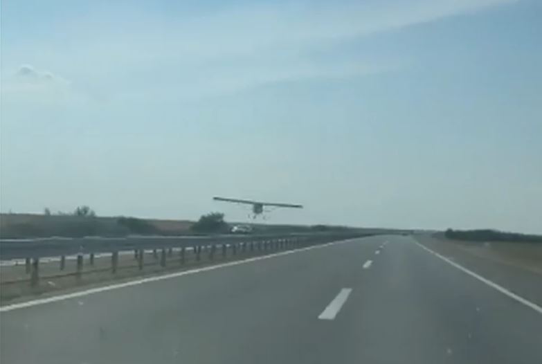 JEZIVO Avion letio pola metra iznad automobila na auto-putu u Srbiji (VIDEO)