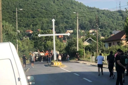 Počelo okupljanje mještana: Postavljena barikada u mjestu Rudare na putu Kosovska Mitrovica - Leposavić (FOTO)