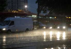 Nevrijeme napravilo haos u Beogradu: Automobili zaglavljeni na potopljenim ulicama (VIDEO)
