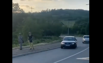 Pukom srećom izbjegnuta  tragedija: Vozač preticao u punoj brzini po stazi za pješake (VIDEO)