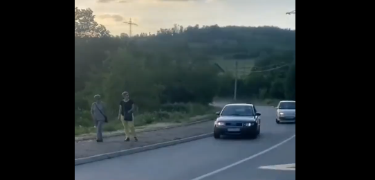 Pukom srećom izbjegnuta  tragedija: Vozač preticao u punoj brzini po stazi za pješake (VIDEO)