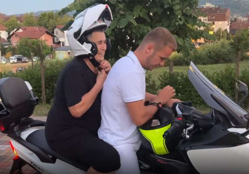 Gradonačelnik s bakom Gospavom na motoru otišao na koncert: Uporedili ga s bebom, a on im uzvratio novim videom