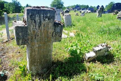 Uoči Božića: Uništen veliki broj spomenika na srpskom pravoslavnom groblju u Vukovaru