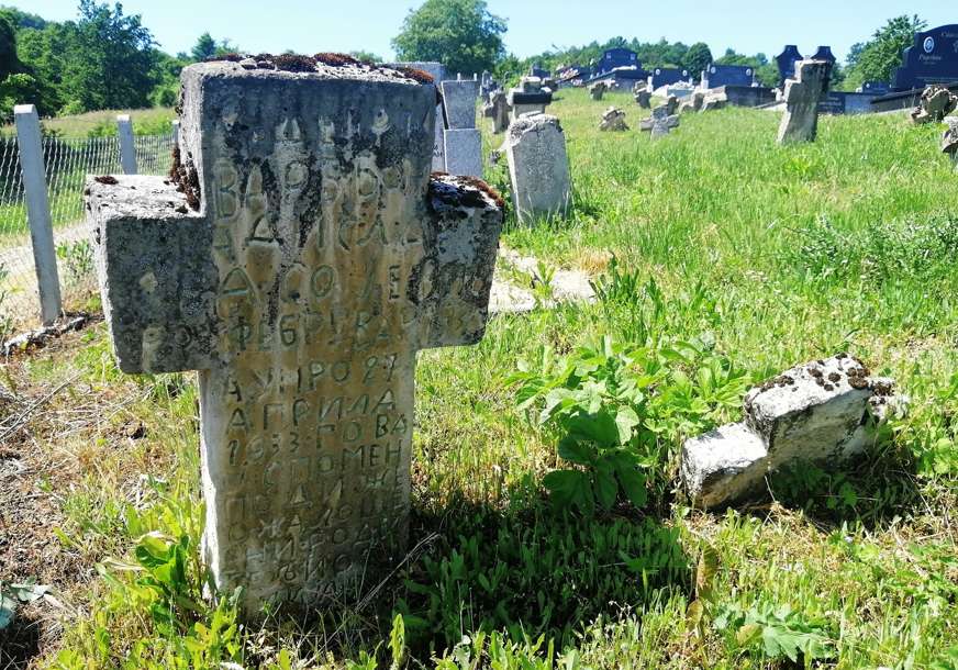 Uoči Božića: Uništen veliki broj spomenika na srpskom pravoslavnom groblju u Vukovaru