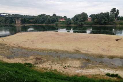Posljedice velike suše i vrelih dana u Gradiški: Sava do pola presušila a od pola je moguće pregaziti (FOTO)