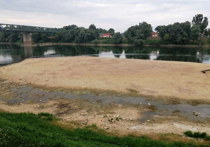 Posljedice velike suše i vrelih dana u Gradiški: Sava do pola presušila a od pola je moguće pregaziti (FOTO)