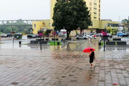 Poslije vreline, stiglo osvježenje: Kiša okupala Gradišku (FOTO)