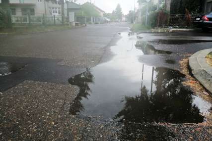 Obustavljen saobraćaj: Izlila se Pliva, poplavljena ulica u Jezeru (FOTO)