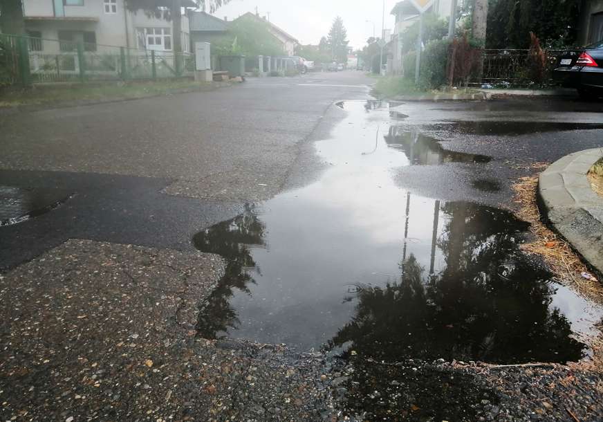 Obustavljen saobraćaj: Izlila se Pliva, poplavljena ulica u Jezeru (FOTO)