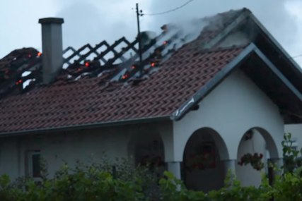 IZBJEGNUTE KATASTROFALNE POSLJEDICE Izbio požar na kući poslije udara groma, krov potpuno izgorio (VIDEO)