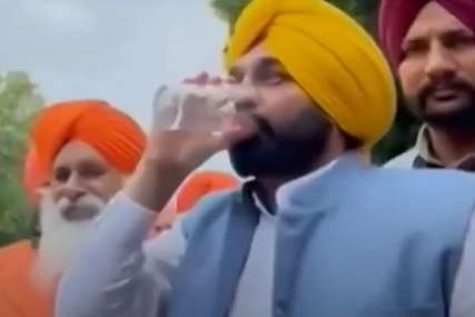 LOŠA PROCJENA Indijski ministar popio vodu iz svete rijeke kako bi dokazao da je čista, pa završio u bolnici (VIDEO)