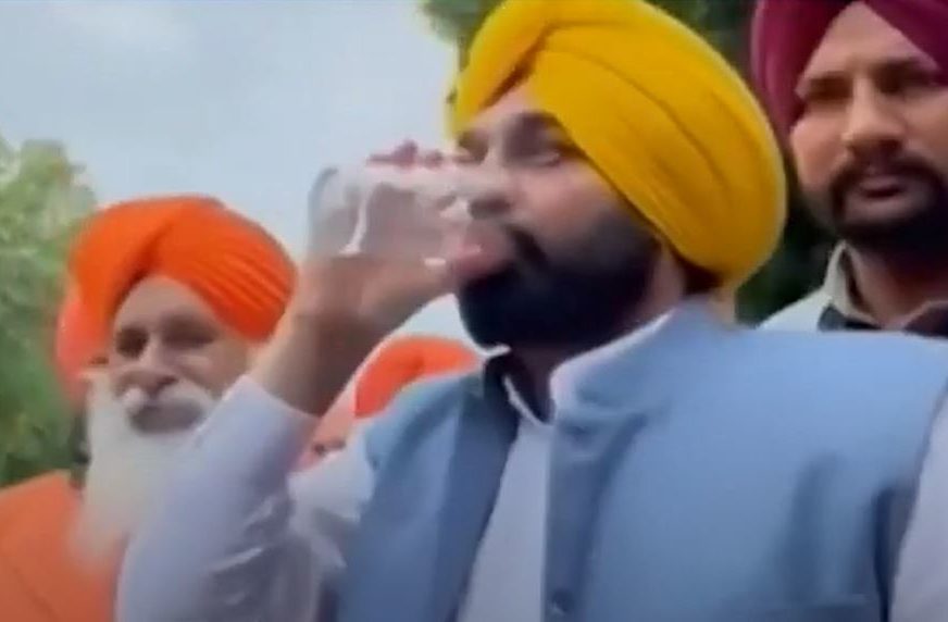 LOŠA PROCJENA Indijski ministar popio vodu iz svete rijeke kako bi dokazao da je čista, pa završio u bolnici (VIDEO)