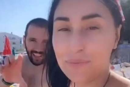 "Sandra prkosi paradajz turizmu" Influenserka pokazala šta jede na plaži i izazvala lavinu komentara (VIDEO)