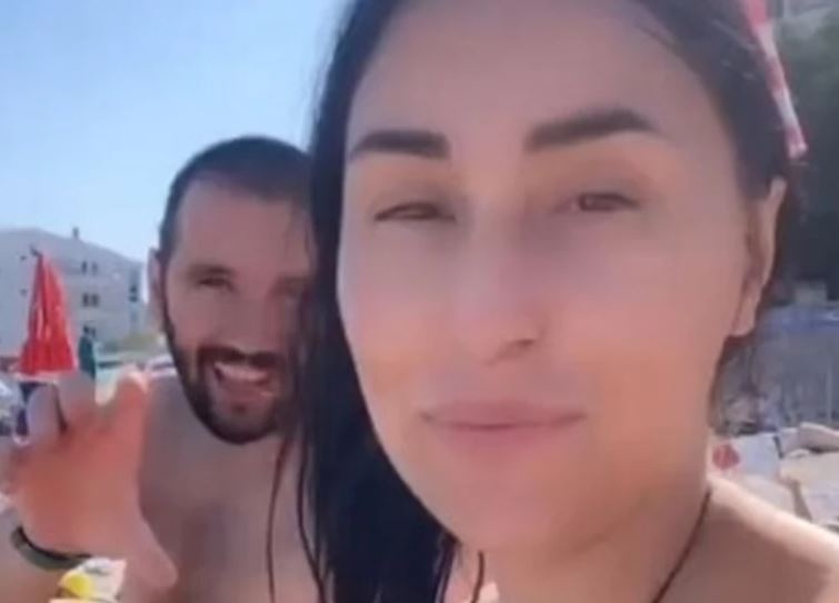 "Sandra prkosi paradajz turizmu" Influenserka pokazala šta jede na plaži i izazvala lavinu komentara (VIDEO)