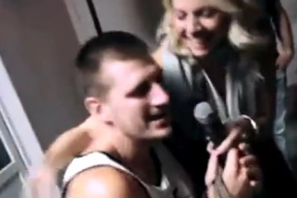 Nikola Jokić uživa u odmoru: Srpski as uzeo mikrofon i zapjevao poznati hit (VIDEO)