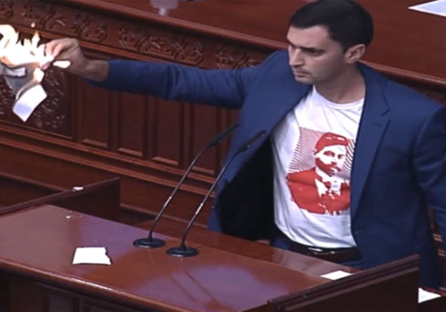 Haos u Sobranju: Francuski prijedlog zapaljen za govornicom (VIDEO)