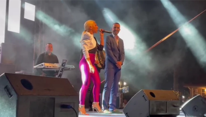 Jovana Jeremić izašla na binu i zapjevala: Njen nastup podijelio publiku (VIDEO)