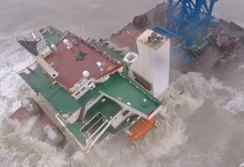 Spasena tri člana posade: Teretni brod raspolovio se u Južnom kineskom moru (VIDEO)