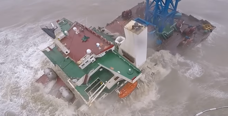 Spasena tri člana posade: Teretni brod raspolovio se u Južnom kineskom moru (VIDEO)