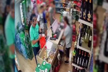 Kamera zabilježila bezobraznu krađu: Čovjek uzeo tuđi telefon sa pulta u prodavnici, pa ga spustio u svoju kesu (VIDEO)