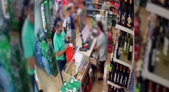 Kamera zabilježila bezobraznu krađu: Čovjek uzeo tuđi telefon sa pulta u prodavnici, pa ga spustio u svoju kesu (VIDEO)