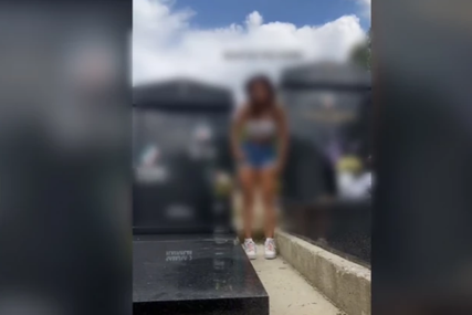 Djevojčica igra pored očevog spomenika: Bizaran snimak pokrenuo "lavinu" komentara na društvenim mrežama (VIDEO)
