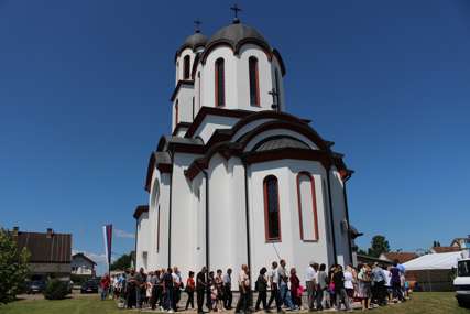 Stari običaji u novoj sredini: Izbjeglice iz Donjeg Vakufa proslavljaju Petrovdan u Lijevču (FOTO)