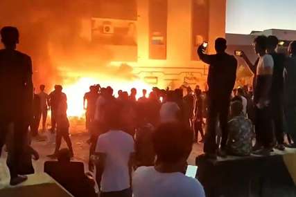 HAOS U LIBIJI Demonstranti upali u zgradu parlamenta u Tobruku, gusti oblak dima iznad grada, protesti širom zemlje (VIDEO, FOTO)